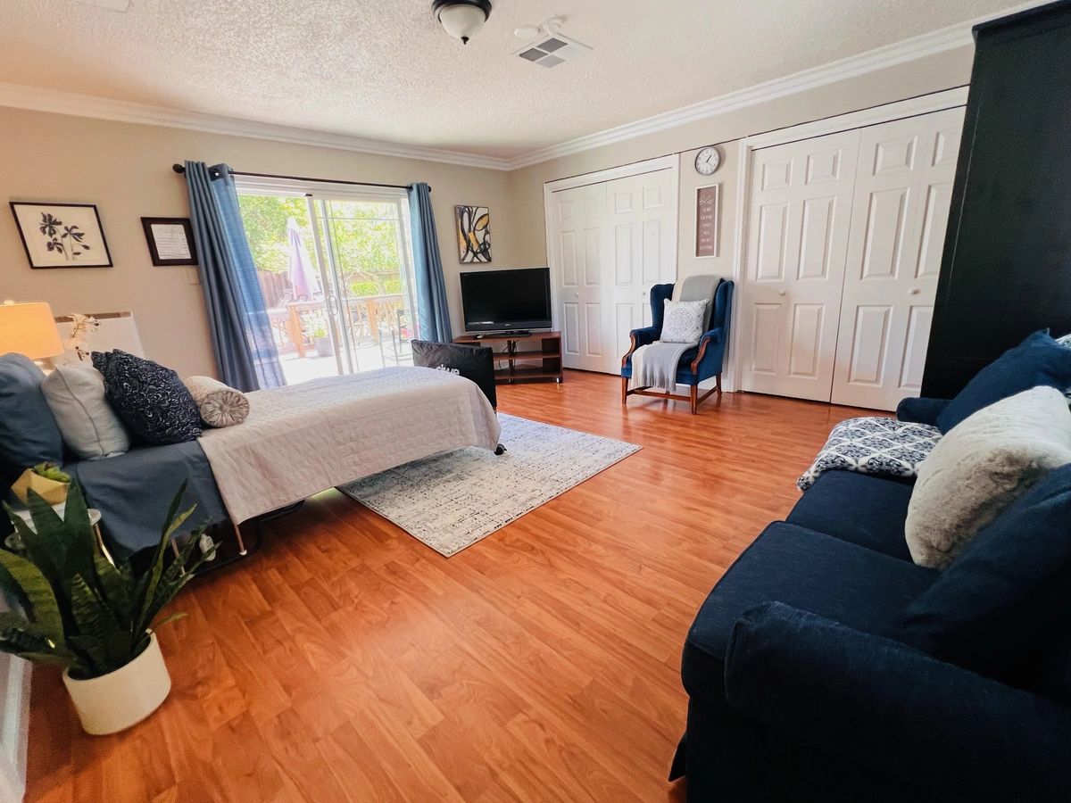 A bedroom with windows